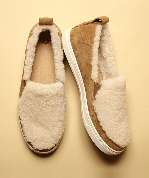 赤字超特価，SALE 23.0cm UGG &times; emmi アグ エミ 別注モデル Mika Slip-On スリッポン スニーカー ムートン ベージュ 羊革 定価17 280円(US6)｜売買されたオークション情報、yahooの商品情報をアーカイブ公開 - オークフ 女性用