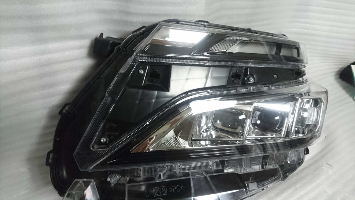 美品 後期 80系 ヴォクシー 左ヘッドランプ LED LED ヴォクシー