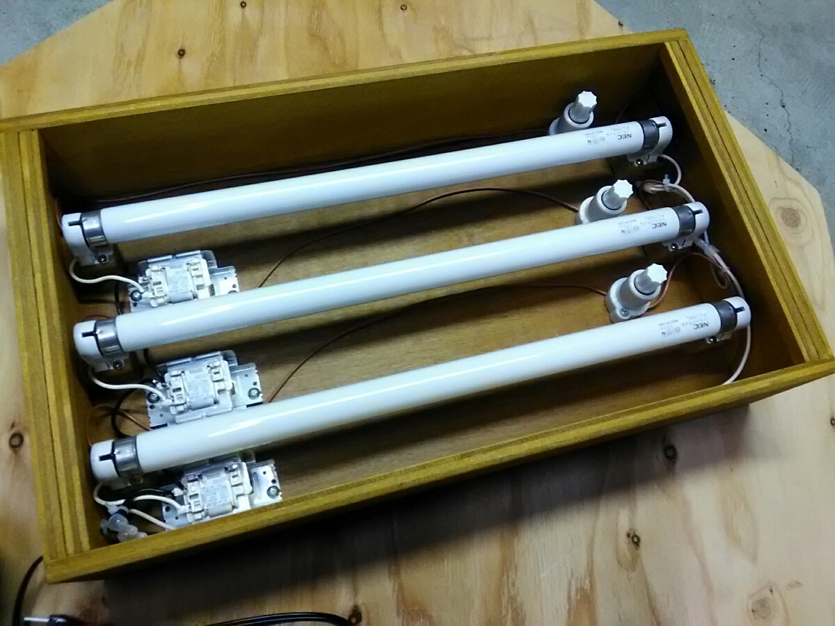 【試作品a限定1台】製版機 露光機 15W×3灯 100V(50Hz) 電源スイッチ無し ケミカルランプ(蛍光灯) Tシャツくん代用 ワイド+相当 省スペース