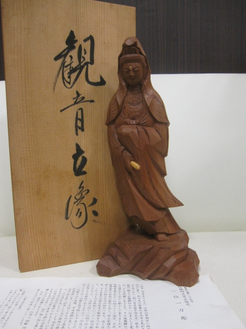 飛騨高山 伝統的工芸品指定 望月作 一位一刀彫 観音立像 功 一位木 栞 共箱