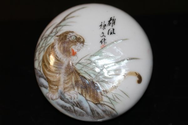 人気SALE，送料無料 中国 民国時代 「文作」「江西珍品」虎図色絵朱肉入れ
