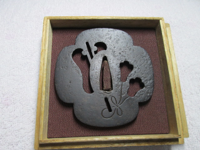 SALE，定番人気 珍品 大形 赤尾吉次 作 軍配の透かし(鍔、刀装具)｜売買されたオークション情報、yahooの商品情報をアーカイブ公開 - オークファン 鍔、刀装具