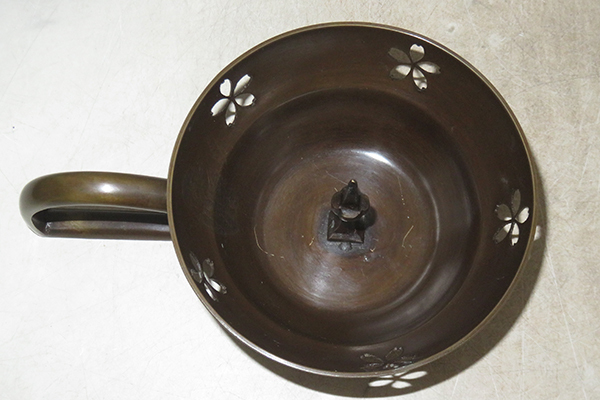 ◆ 茶道具　夜咄の茶事　灯燭具　【　唐銅製　桜透紋　手燭　】　鋳物師　駒方米山　共箱　【真作】　４　夜咄道具　蝋燭立