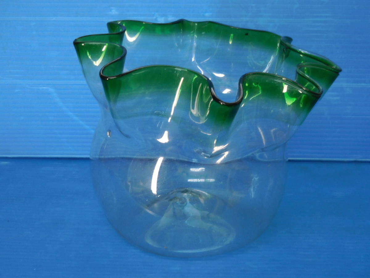 古い硝子縁緑フリルの金魚鉢　