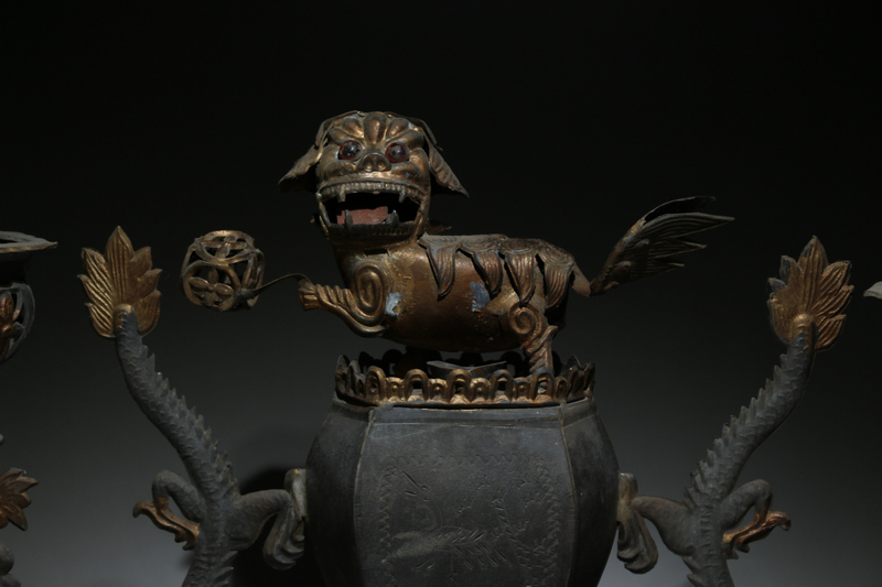 【雅藏】真作 骨董品 清時代・古錫塗金彫・龍耳獅頂紋仏前供養・福祥錫鋪銘★極細工 置物 擺件 古賞物 　中国古美術
