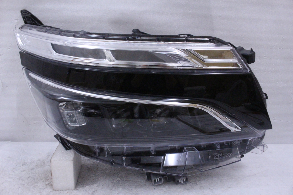 格安 セール 9Y-1493-N☆美品☆LED 後期 ZRR80W ヴォクシー 