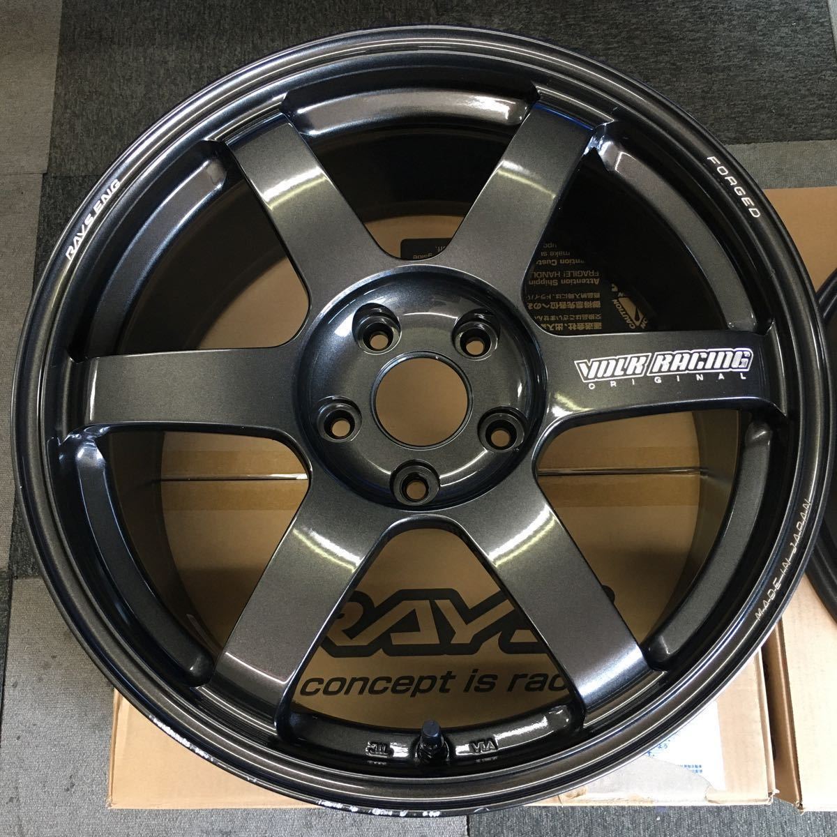 使用800km未満 2本WRXレイズ ボルクレーシングTE37SAGA 18 8.5J 5穴114.3 42 FACE-2