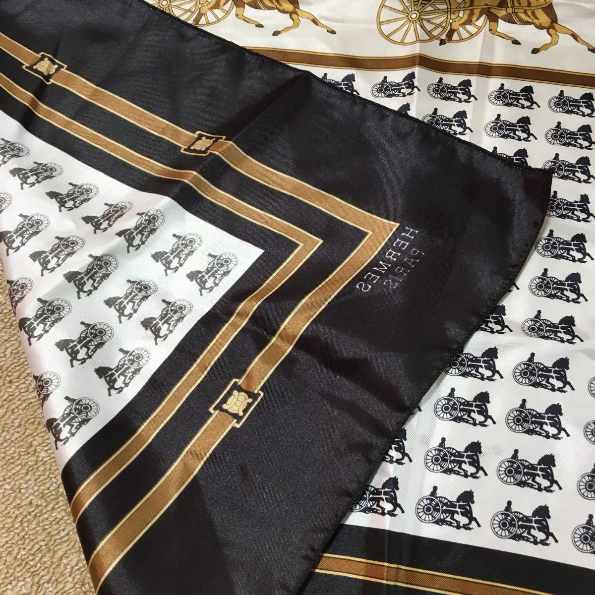 HERMES 大判スカーフ ブラック ゴールド エルメスHERMES スカーフ 大判スカーフ 20-0104-01 スカーフ エルメス