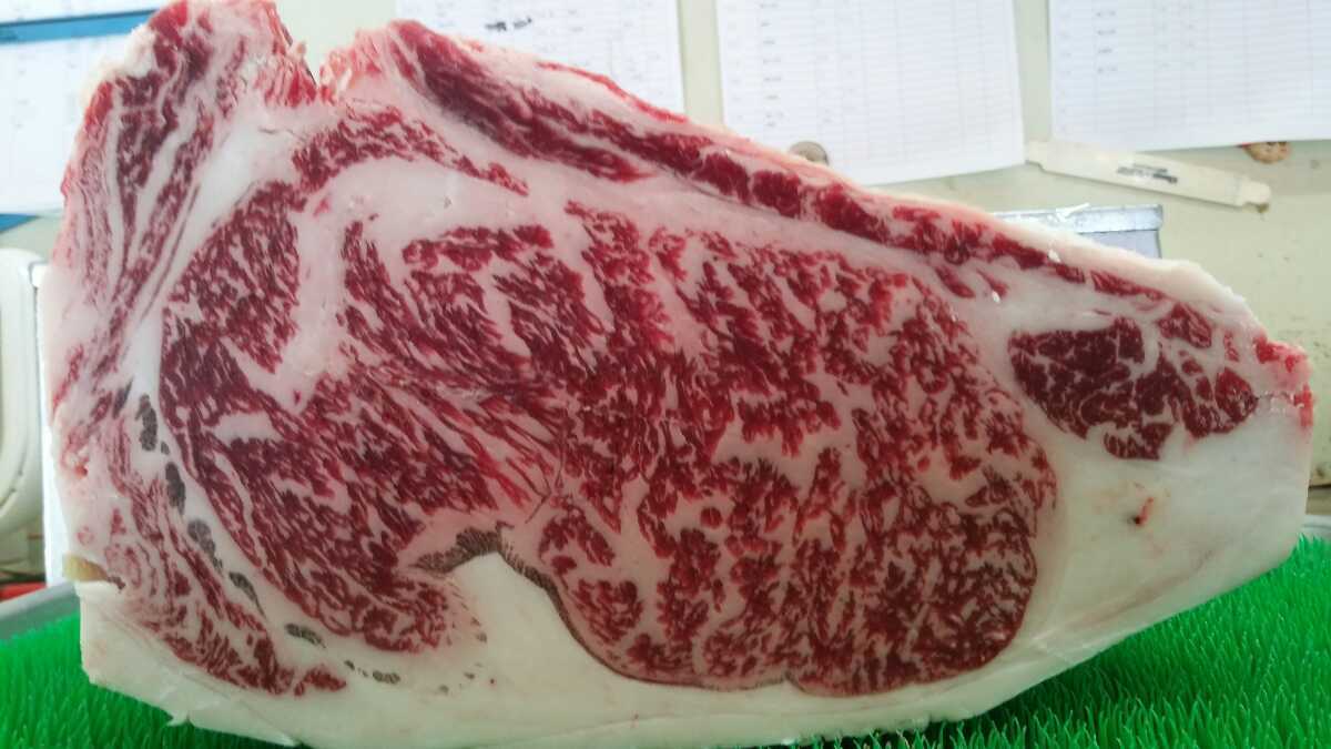 限定セール，お買い得 【北海道産 特選黒牛A4 希少 サーロイン 1.38kg】