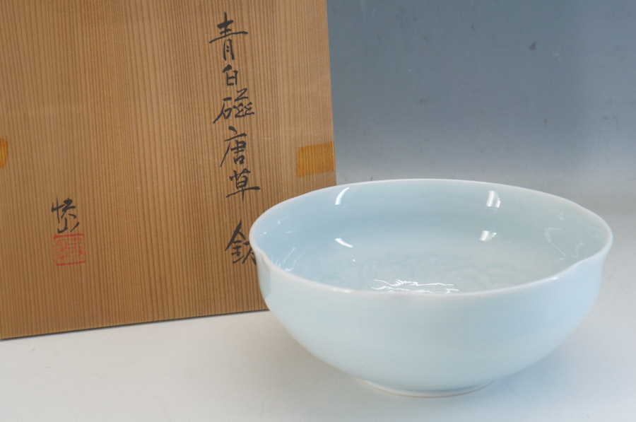 ◆名品 人間国宝 塚本快示 快山窯 青白磁鷺草文皿 共箱・共布付き◆ ☆美品☆人間国宝 快山窯 塚本快示☆青白磁 唐草 鉢☆共箱付き◇684f19