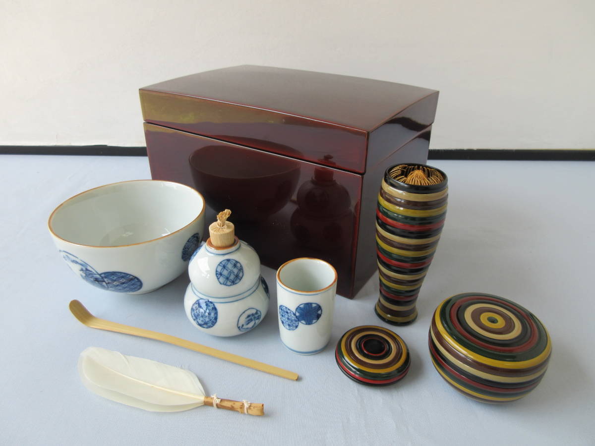 【8月末までお値下げ】茶箱　独楽塗揃え　白磁染付揃え　茶杓、茶筅つき　茶道具 真溜塗 利休茶箱揃】【真溜塗茶箱10点セット】 丸紋染付3点 独楽塗
