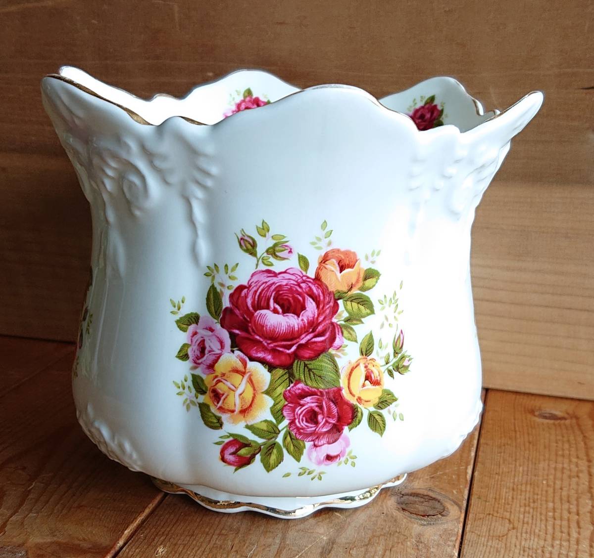 イギリス製 BROSNIC BONE CHINA 薔薇・ローズ柄 チューリップ型の陶器