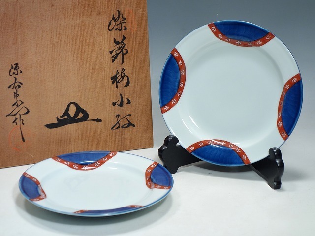 有田焼　源右衛門　染錦梅小紋　高台皿　2客 M07769【有田焼 源右衛門窯】染錦 梅小紋 皿 二客 共箱 しおり - 有田焼 皿