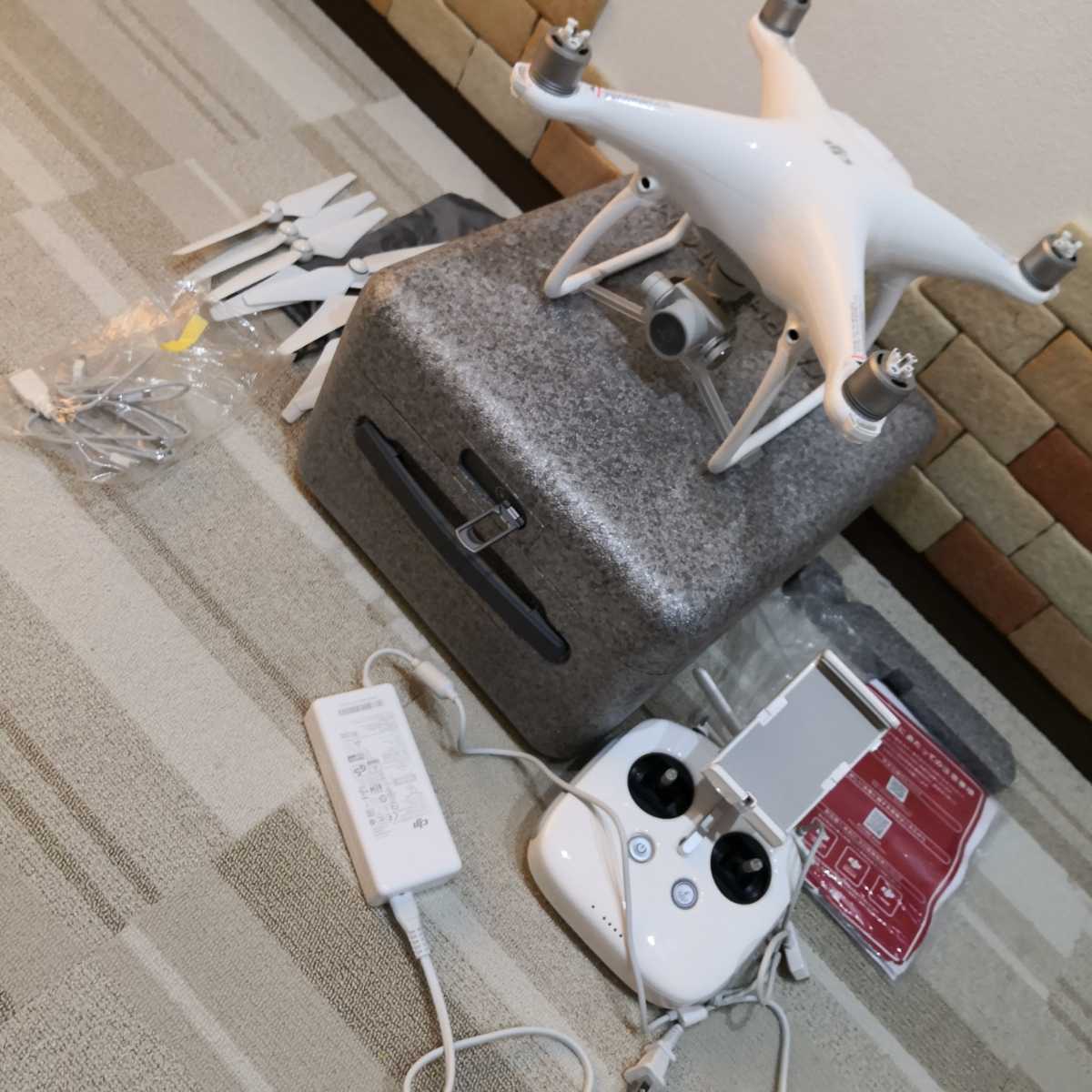 お得，最新作 DJI Phantom4 ファントム4 ドローン マルチコプター P4 国内正規品 バッテリーなし②(ドローン本体)｜売買されたオークション情報、yahooの商品情報をアーカイブ公開 - オークファン ドローン本体