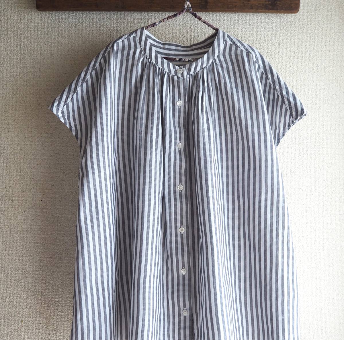 Muji 無印良品 ギャザーが魅力 ストライプ柄 半袖ブラウス グレー ホワイト バンドカラー コットン100 半袖シャツ 売買されたオークション情報 Yahooの商品情報をアーカイブ公開 オークファン Aucfan Com
