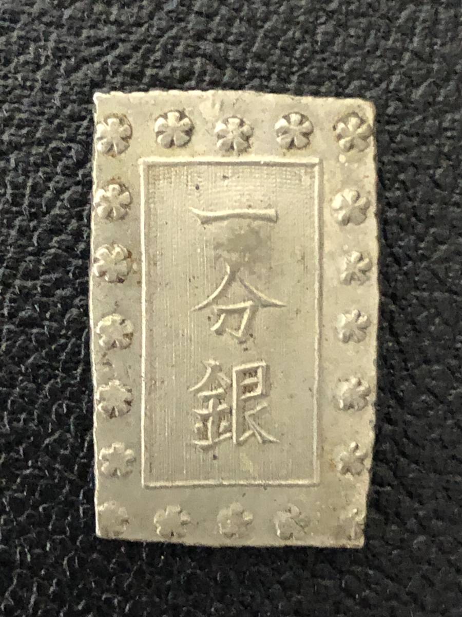 K6205【人間国宝】 酒井田柿右衛門「錦 秋草鶉文 花瓶/一輪挿」銘あり
