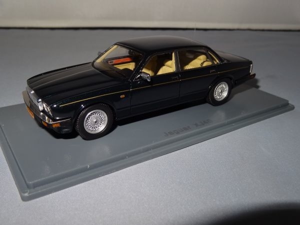 850， 新品、ジャガー XJ40。NEO 43156， 1/43， ダークグリーン