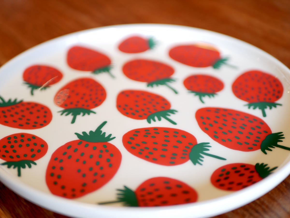 新作登場，送料無料 マリメッコ ラウンドプレート イチゴ マンシッカ marimekko mansikka②(マリメッコ)｜売買されたオークション情報、yahooの商品情報をアーカイブ公開 - オークファン マリメッコ