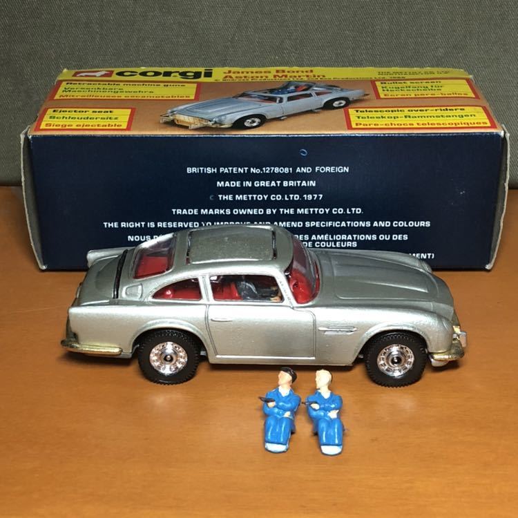 Voiture modèle Corgi James Bond 007 Aston Martin DB5 avec boîte d'origine et cavaliers à l