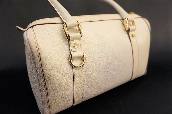 グッチ ハンドバッグ(レディース GUCCI(グッチ) ホワイト(白)系 ホースビット バンブー 白 ショルダーバッグ ・ GUCCI(バッグ 1955〕ミディアム ホワイト⁄白色系)のフリマアイテム一覧 2WAYハンドバッグ レザー カーフ GUCCI(カラーホワイト)(トートバッグ