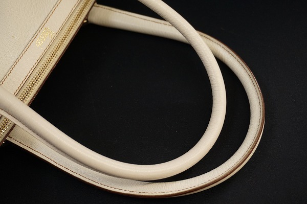 グッチ ハンドバッグ(レディース GUCCI(グッチ) ホワイト(白)系 ホースビット バンブー 白 ショルダーバッグ ・ GUCCI(バッグ 1955〕ミディアム ホワイト⁄白色系)のフリマアイテム一覧 2WAYハンドバッグ レザー カーフ GUCCI(カラーホワイト)(トートバッグ