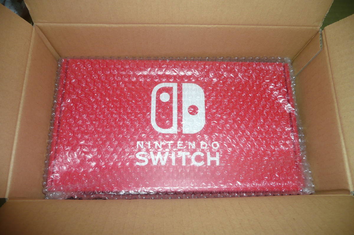Nintendo Switch (Joy-Con(L)レッド/(R)ブルー＋ストラップ ブラック2