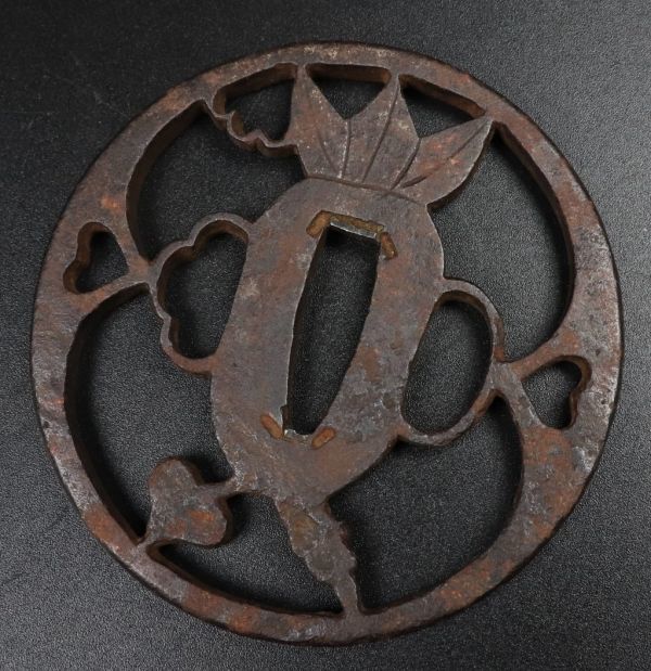 刀装具 時代物 鐔 日本刀の鐔・鍔｜鉄地鞍透かし｜日本刀専門店・東京