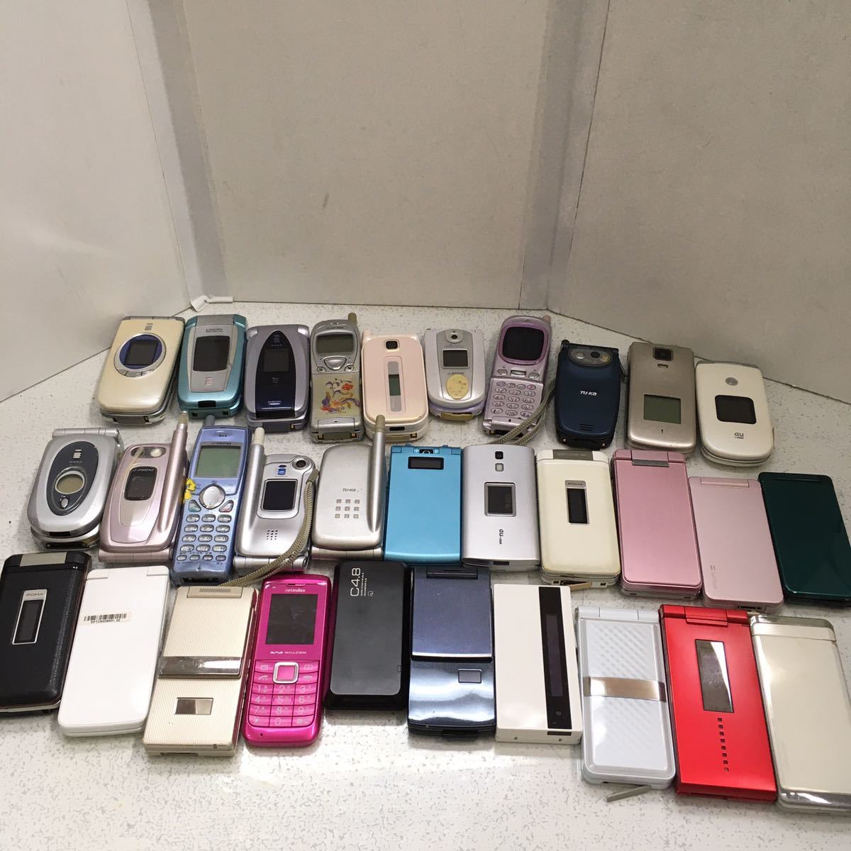 docomo SoftBank au ガラケー 携帯電話 32台まとめ 中古 ジャンク品扱い