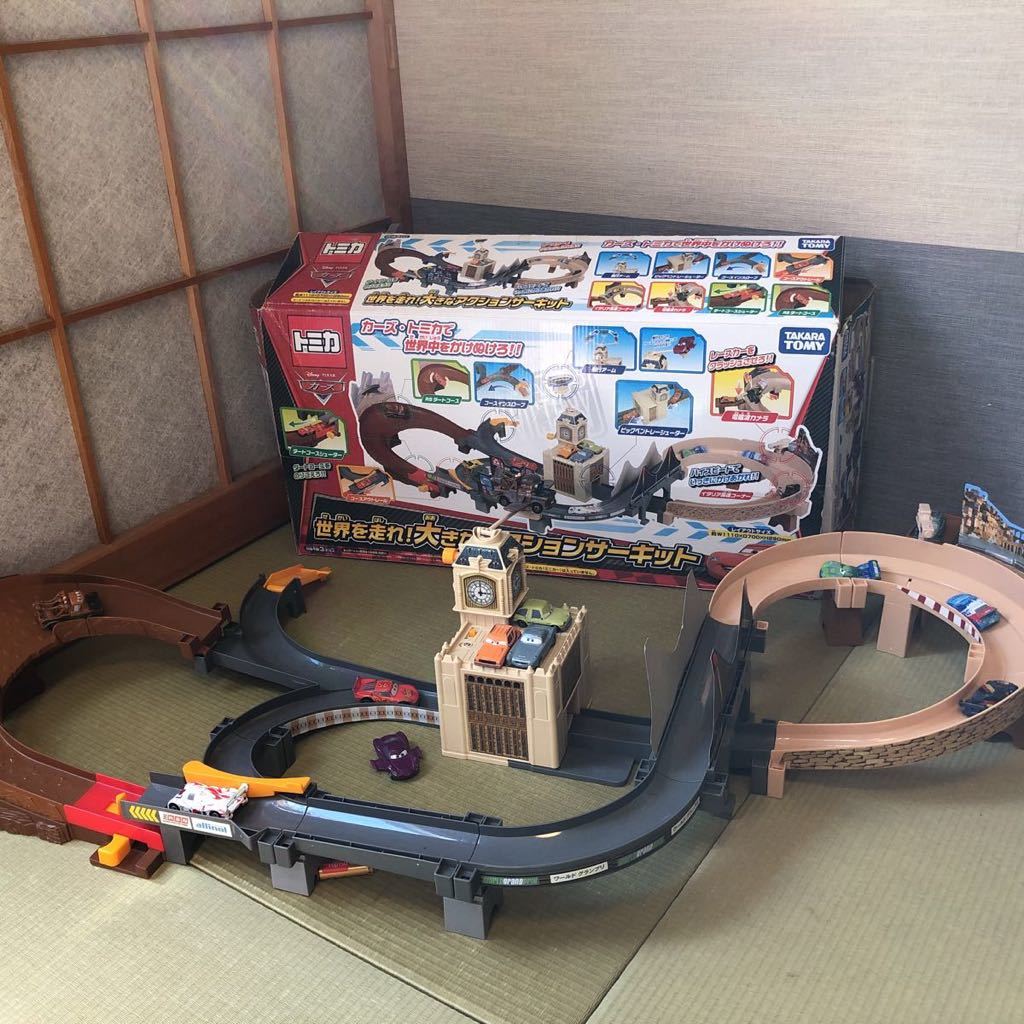  トミカ カーズ 世界を走れ 大きなアクションサーキット(キャラクタートミカ)｜売買されたオークション情報、yahooの商品情報をアーカイブ公開 - オークファン キャラクタートミカ