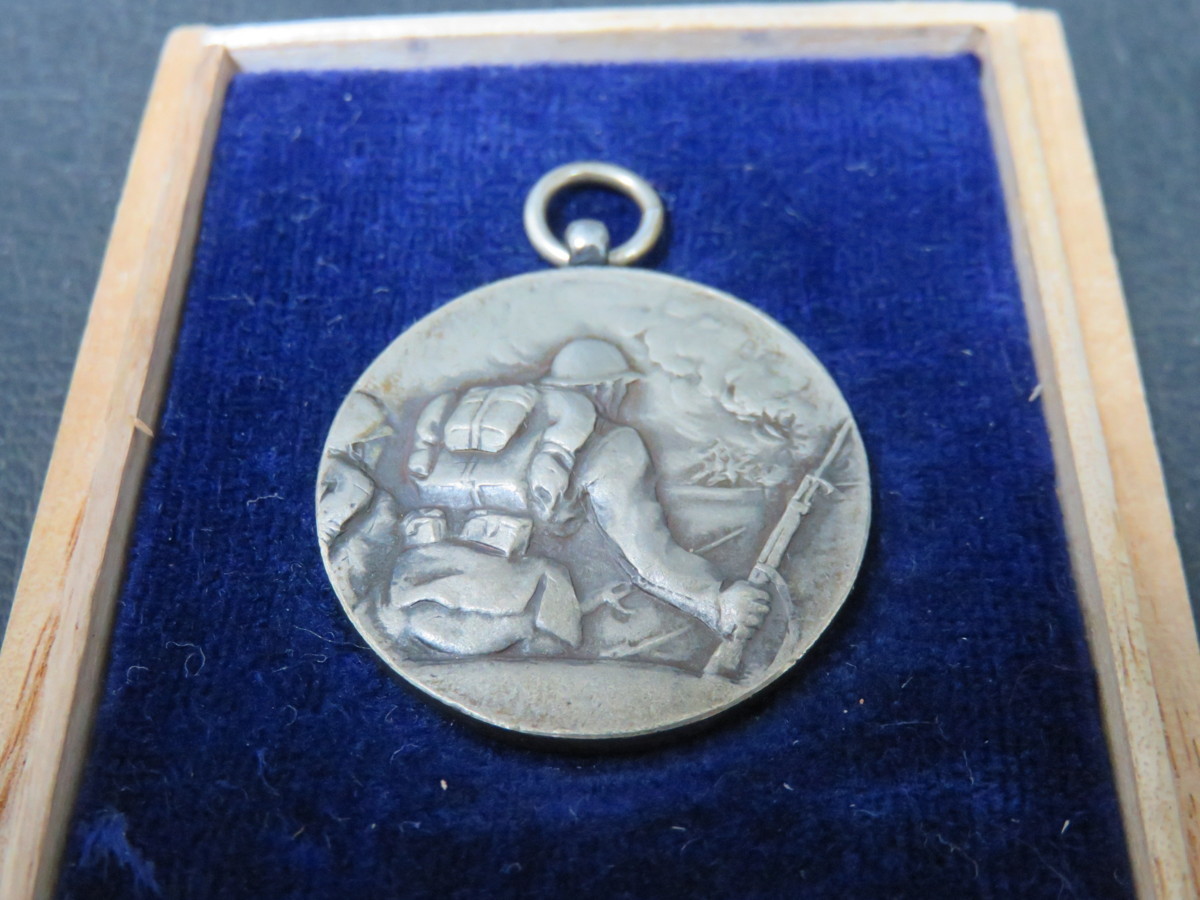 495DV15R2【横浜古物】徽章　関東軍　満州事変二周年記念章　皇紀2593年　9月18日 Yahoo!オークション -「満州事変」(小物、アクセサリー) 勲章 記章 日本軍・関東軍・満州事変二周年記念章・勲章 満州国皇帝訪日記念章・・・戦前の日本の勲章｜くらや骨董品などの