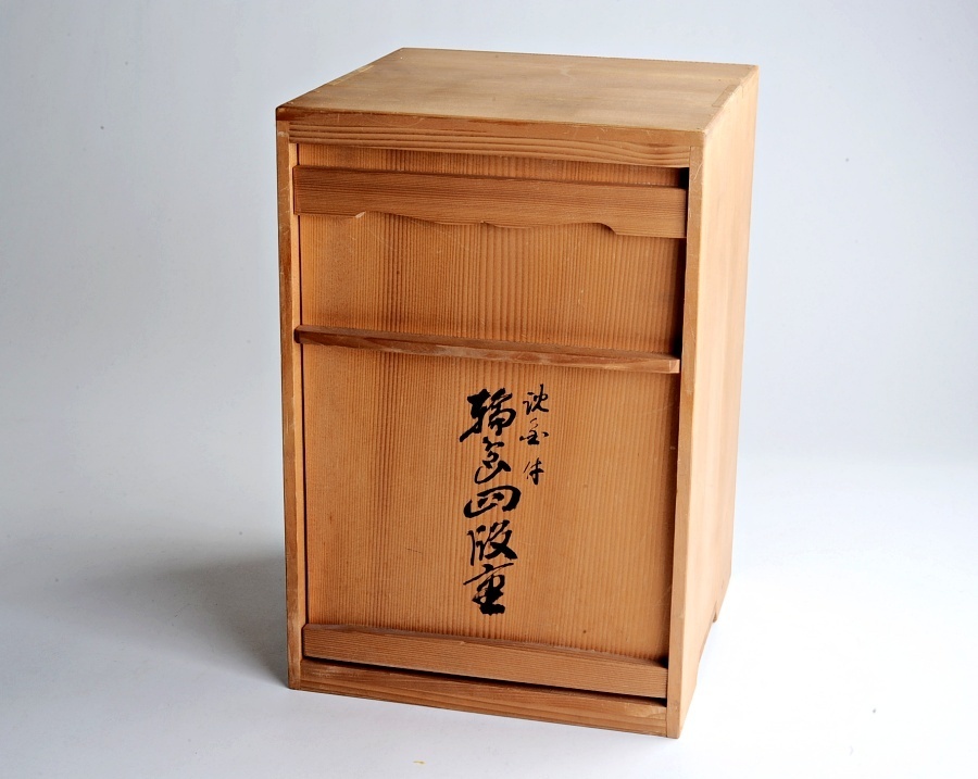 【輪島塗】亀甲松沈金 四段重箱 六五重 蓋二枚 内朱塗 布着保証 天然木 共箱 爆買い，新品 IEC104◇山口幸助 作 輪島塗 黒塗り内朱 沈金亀甲松葉