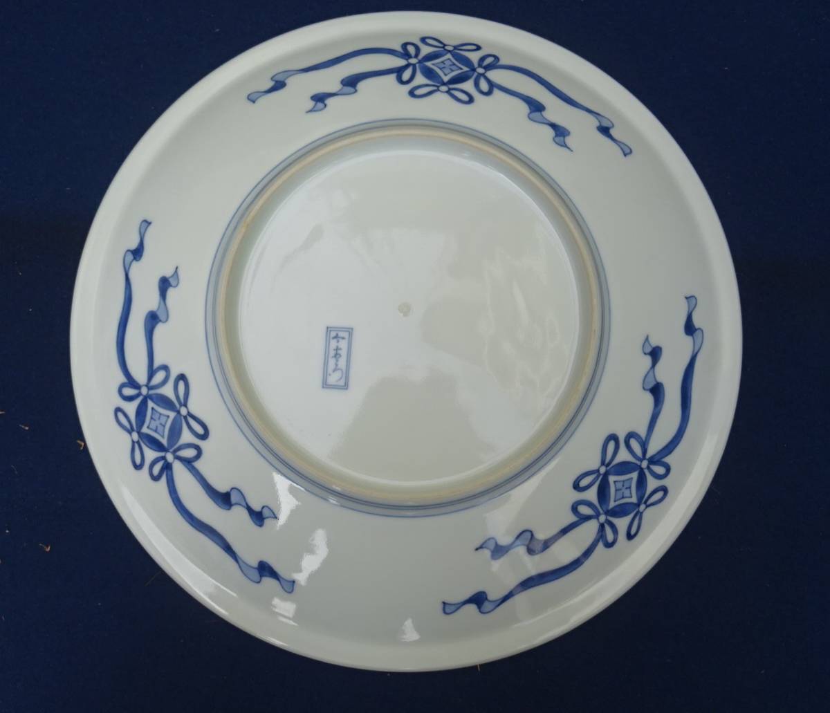 色鍋島 薄墨露草文額皿/人間国宝 十三代 今右衛門　共箱 直径32cm 金継ぎ 人間国宝 13代・今右衛門 短冊銘 色鍋島 菊絵 大皿 十三代