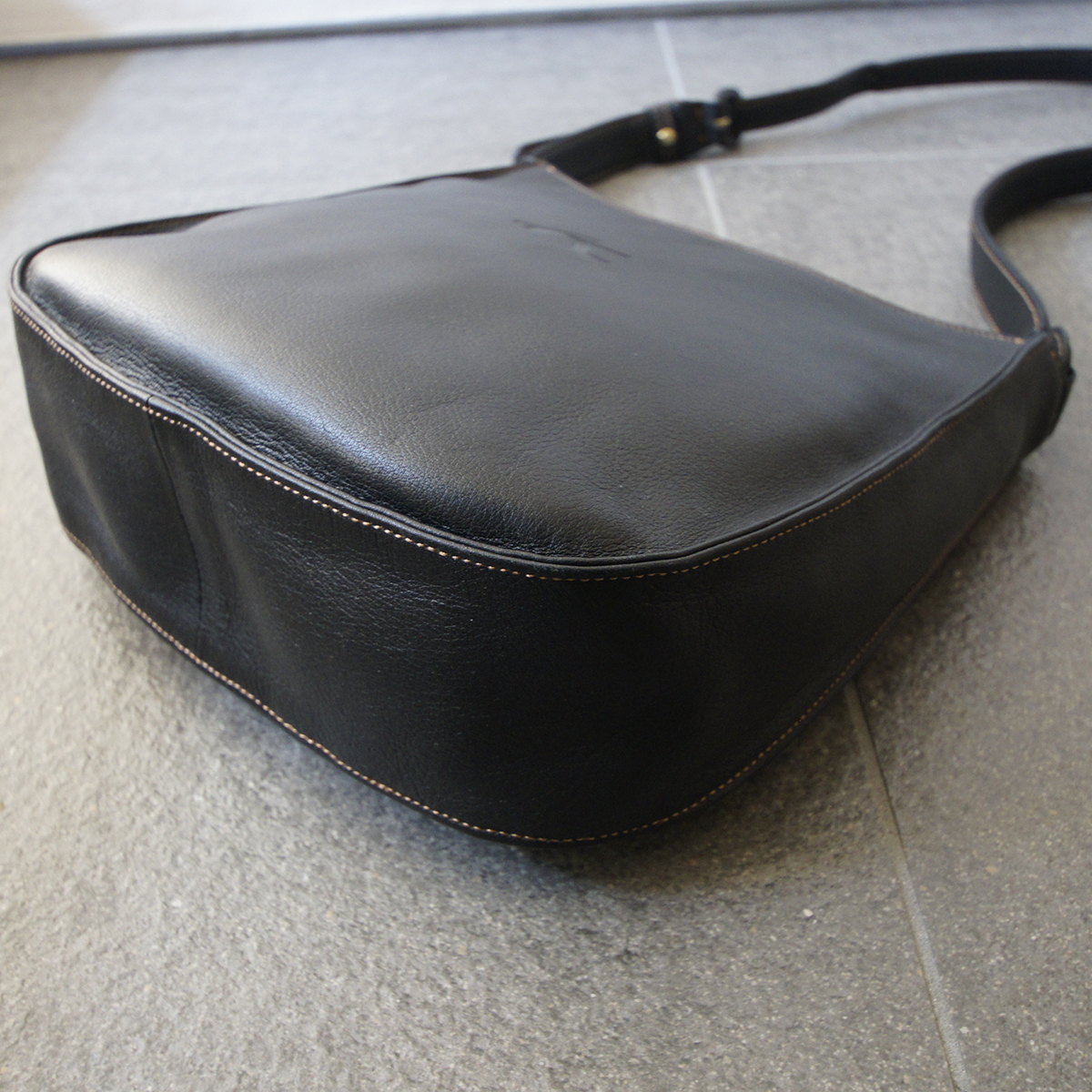 極美品ブラックショルダーバッグ 外観 美品 キタムラ Kitamura 本革 レザー ショルダー バッグ 斜め掛け