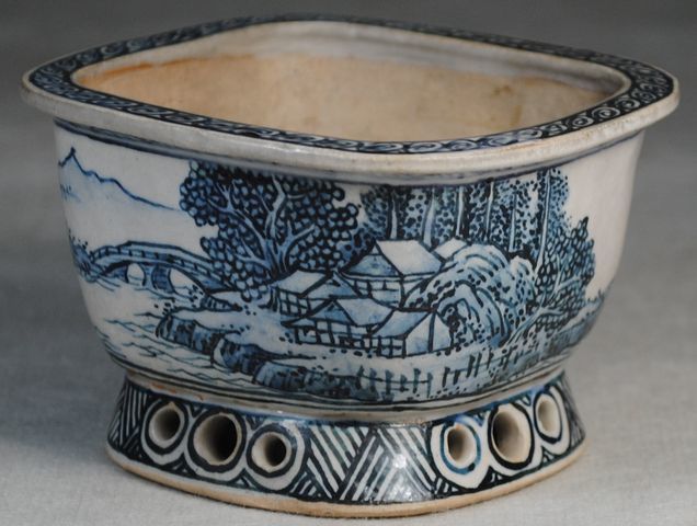 佐野大助画 紺野心山成型 染付山水風景図 外縁高台 正方鉢 落款 大 心