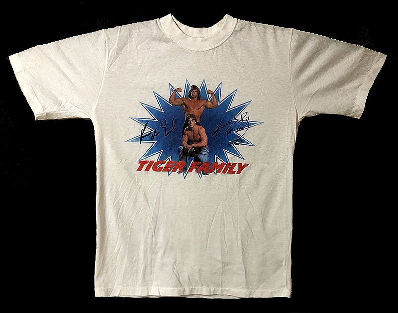 Ψ新世紀アンチック堂ΨプロレスTシャツ『鉄の爪 呪われた一家 ケリー・フォン・エリック&ケビン/TIGER FAMILY』(USED)★FRITZ VON ERICH_1