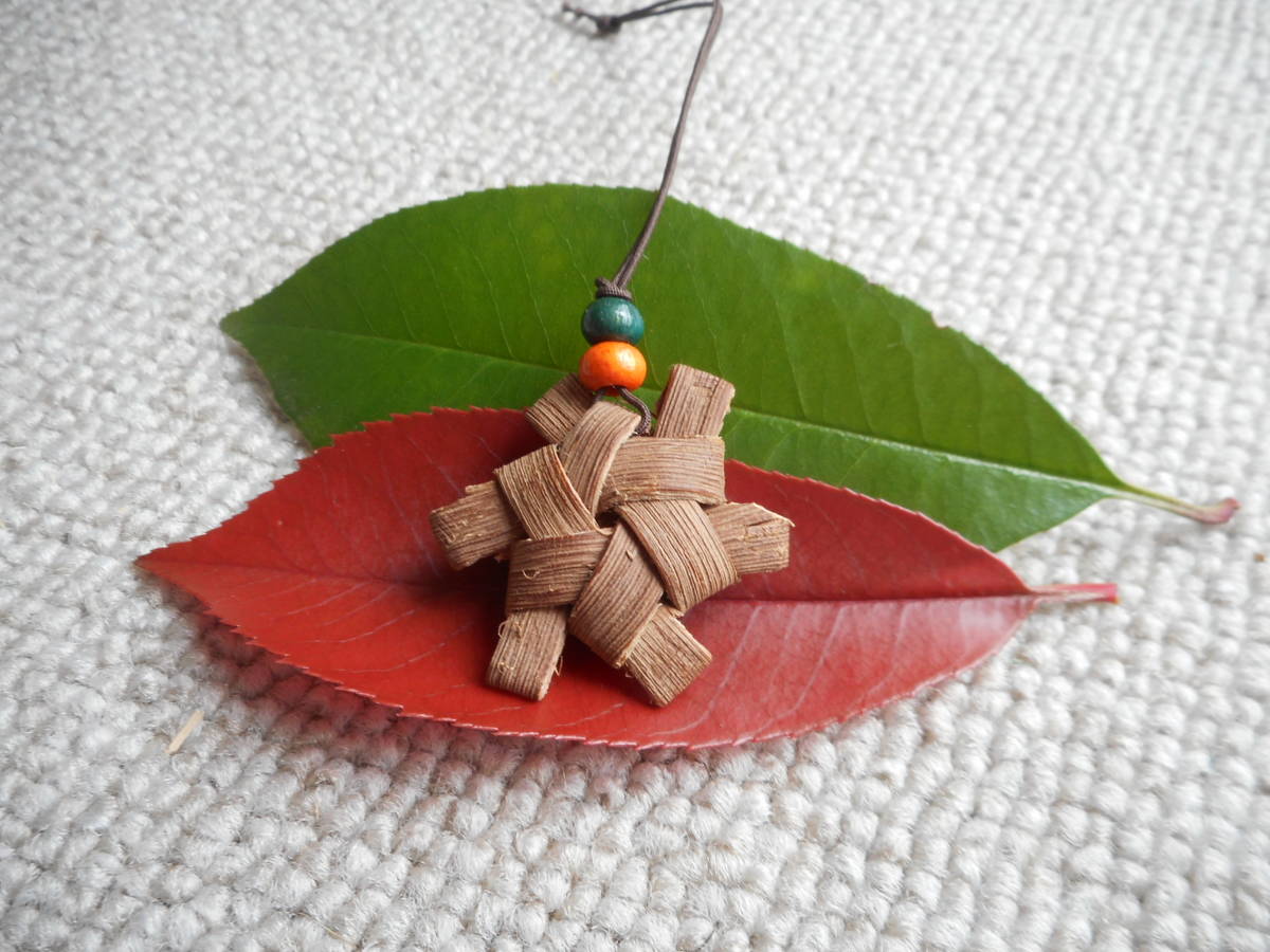 山ブドウの蔓で編んだ変わった形のストラップ_1