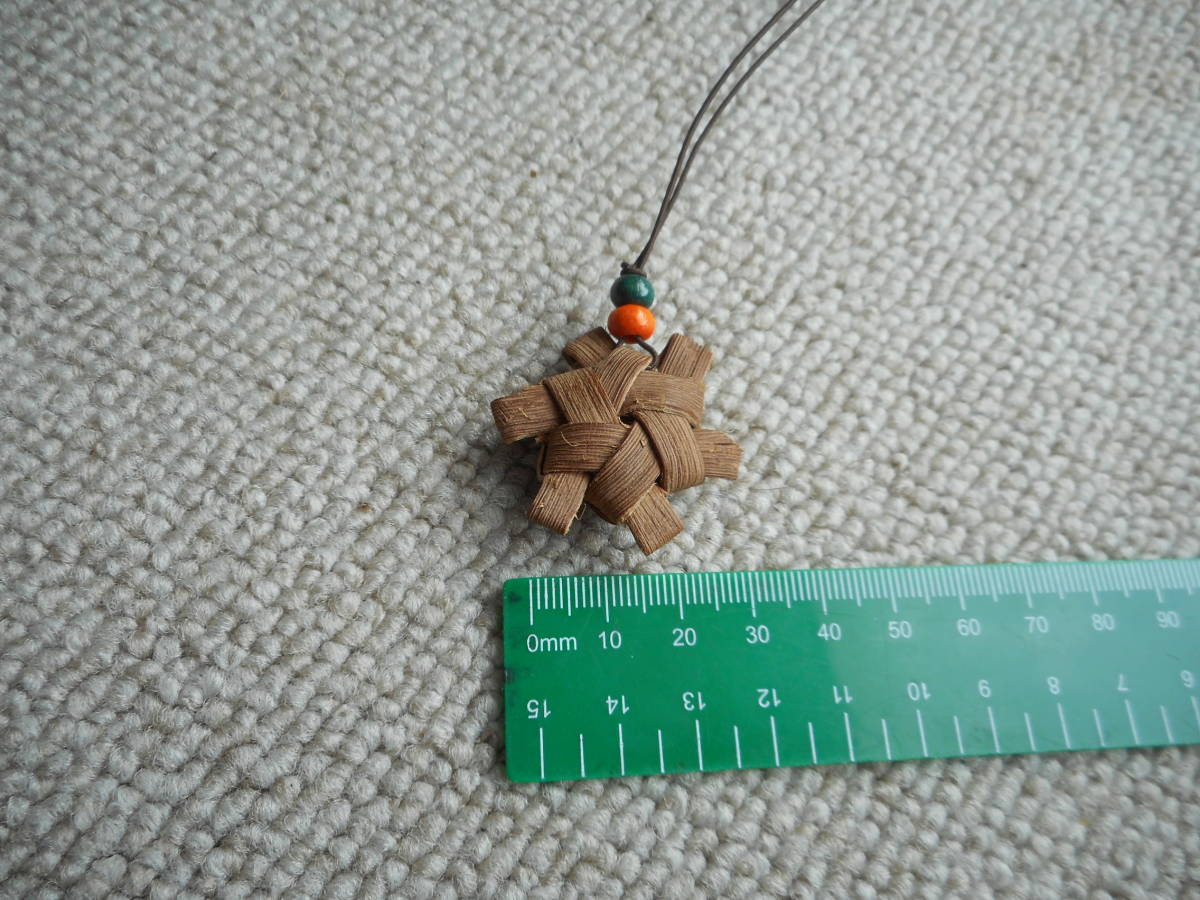 山ブドウの蔓で編んだ変わった形のストラップ_2