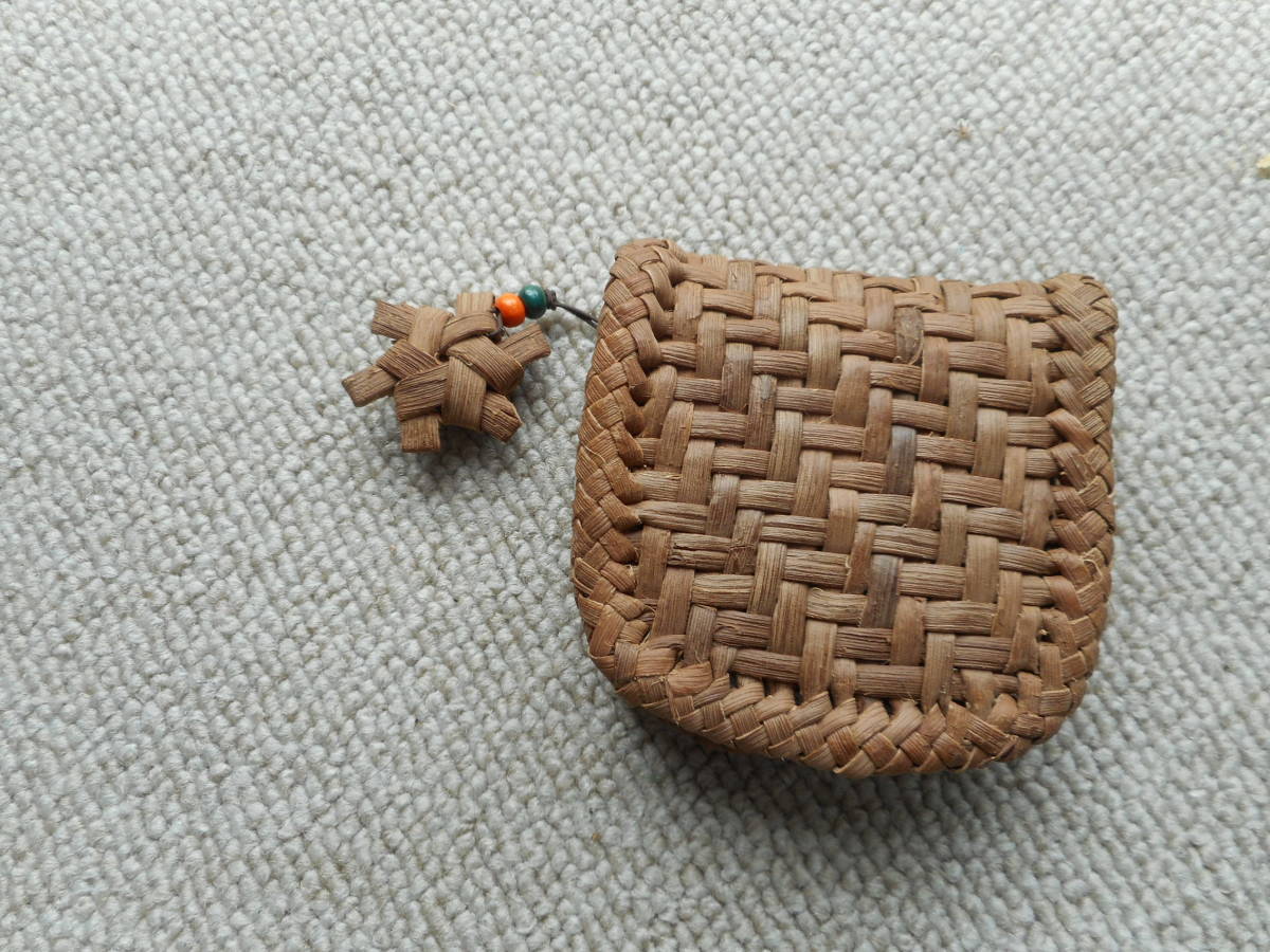 山ブドウの蔓で編んだ変わった形のストラップ_3