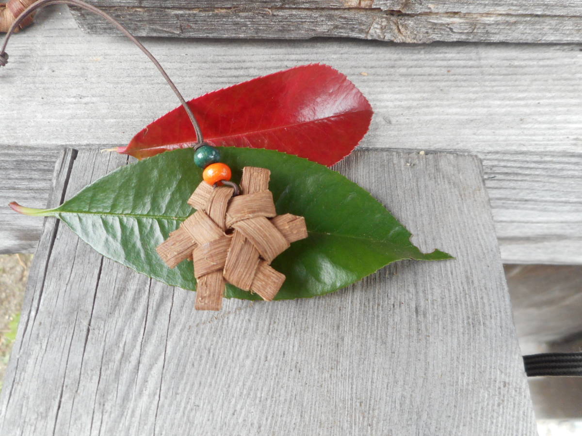 山ブドウの蔓で編んだ変わった形のストラップ_4