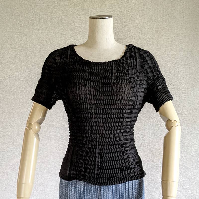 ISSEY MIYAKE イッセイミヤケ◇黒 ブラック◇クルーネック 半袖