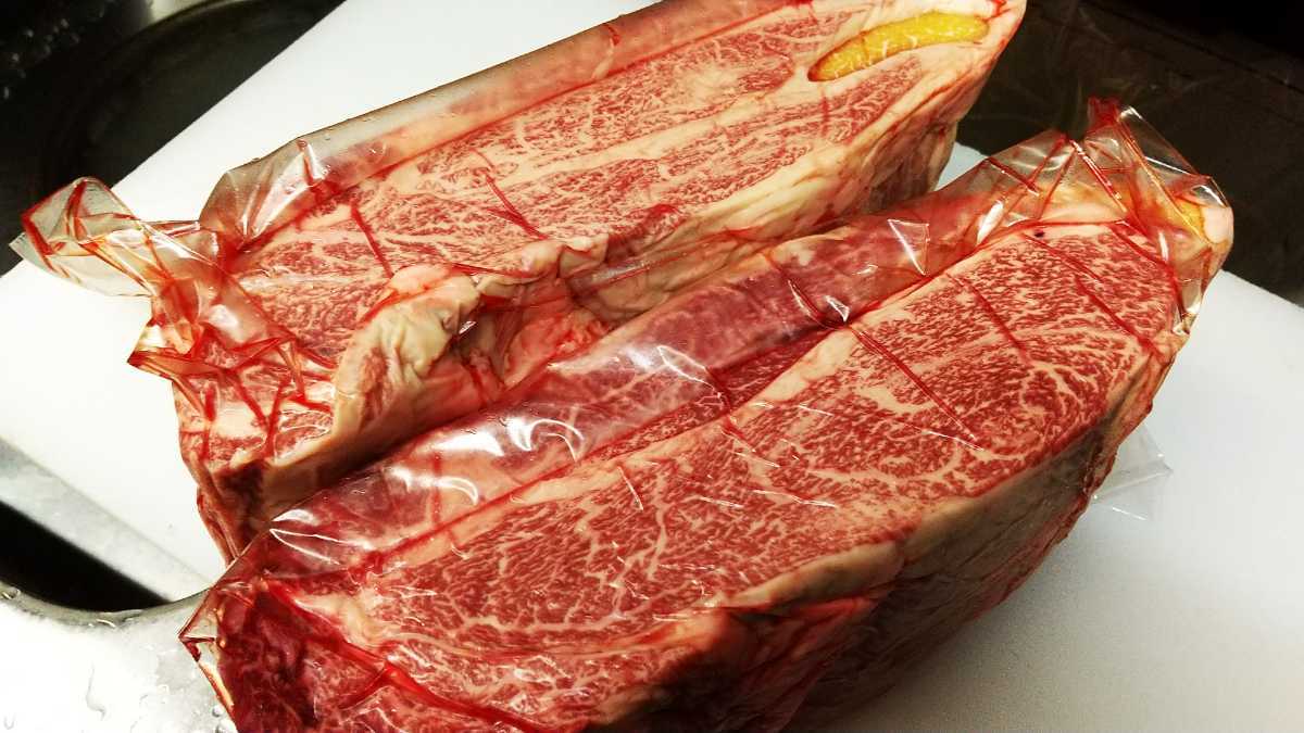 激安 特選 黒毛 和牛 枝肉 5等級 肩ロース、カルビプレート グリムキ 重量 2，35キロ 冷蔵 発送 送料 5キロ未満 何個口でも 同じ金額