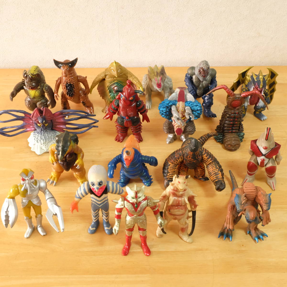 送料無料 ウルトラ怪獣シリーズ ソフビ 19体セット 日本製含む メガ 
