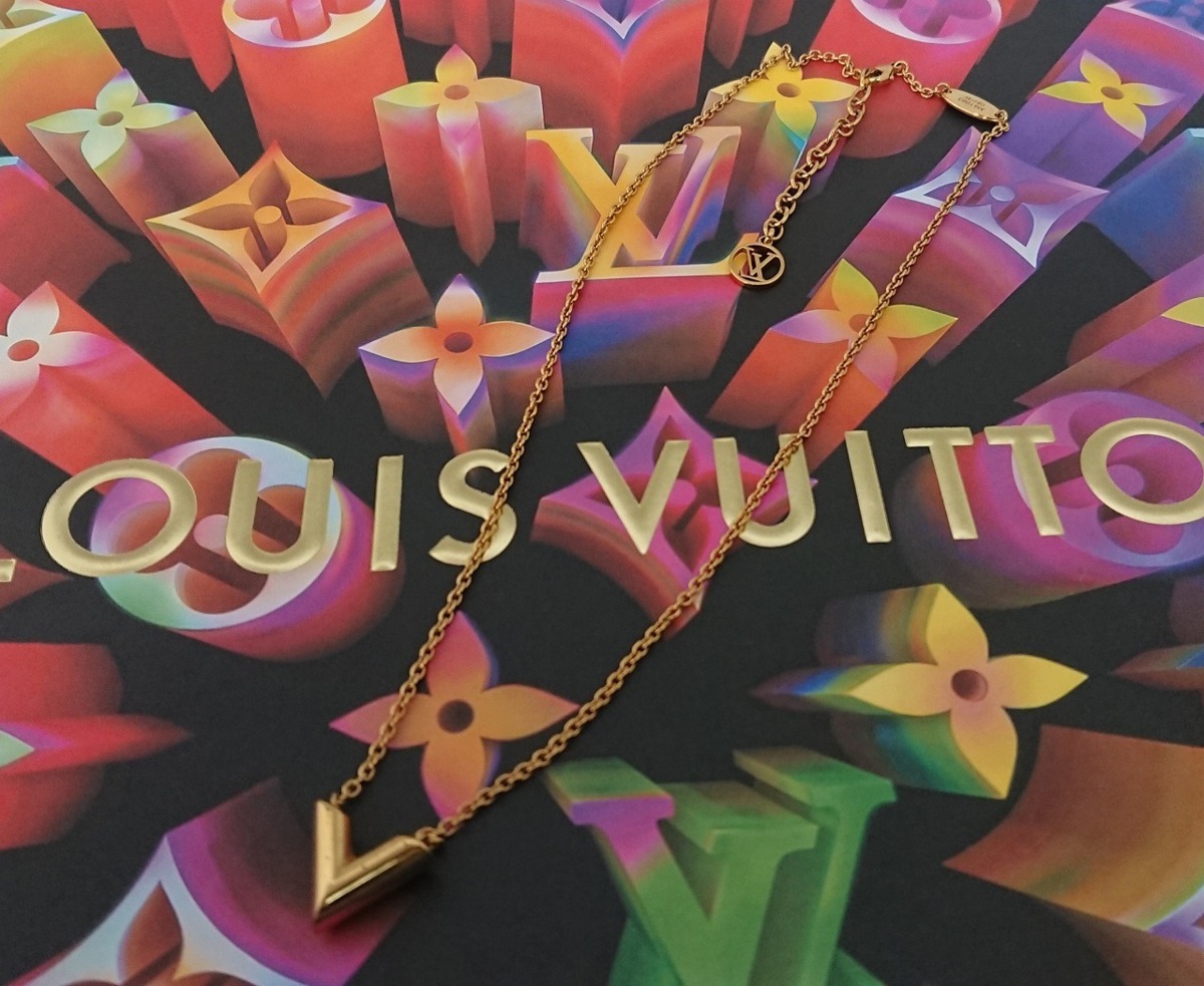 ＄【 LOUIS VUITTON ルイヴィトン エセンシャルV ネックレス ゴールドフィニッシュ M61083 LV ペンダント 】KH3683