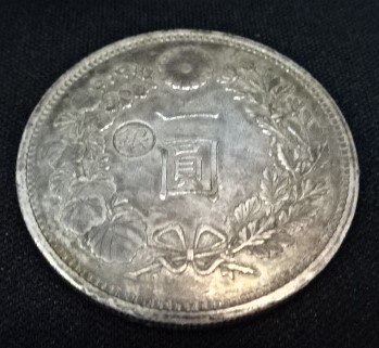 71505 古銭 新1円銀貨 大型 明治15年 明治十五年 左丸
