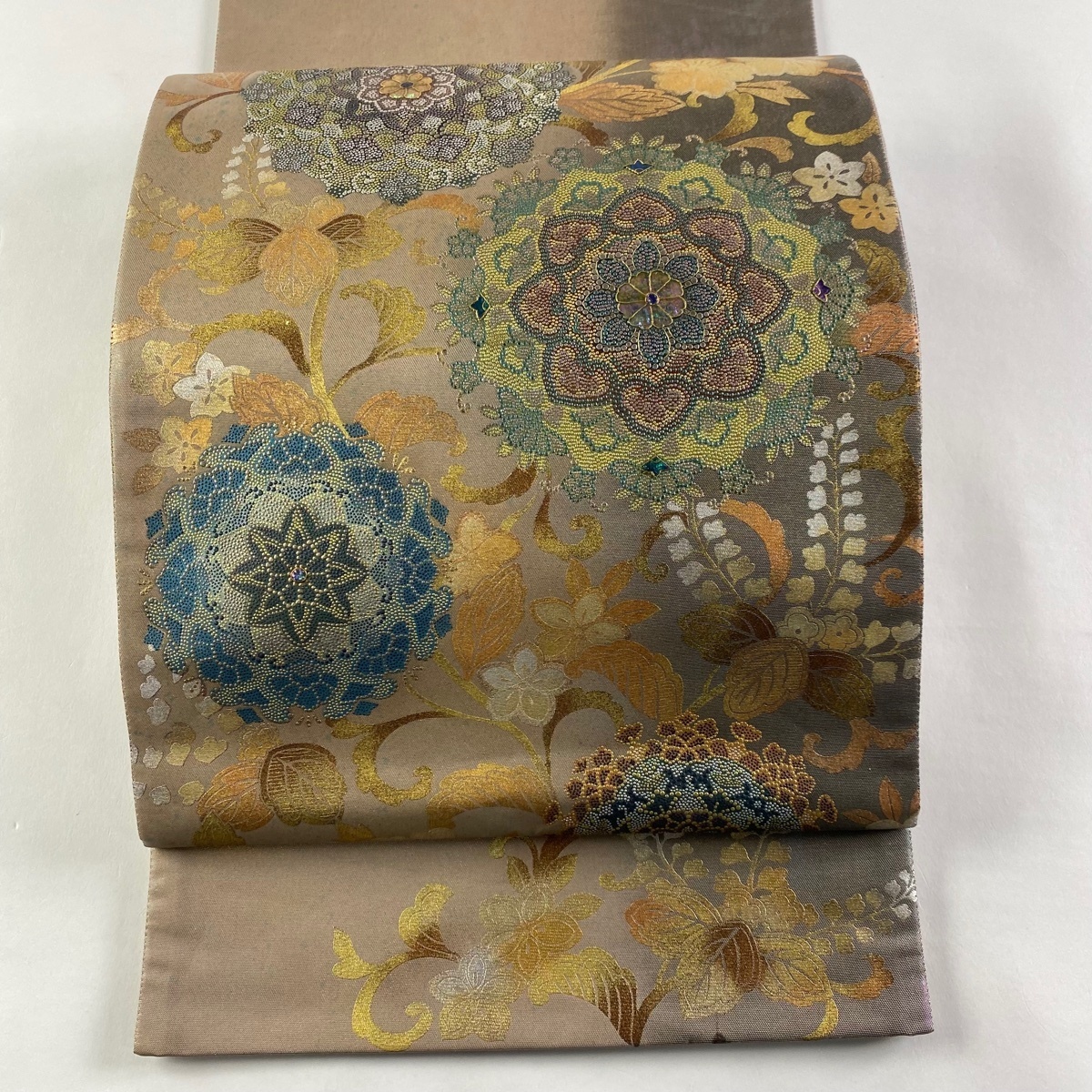 袋帯 美品 名品 華文 草花 螺鈿 金彩 薄茶色 お太鼓柄 正絹 【中古