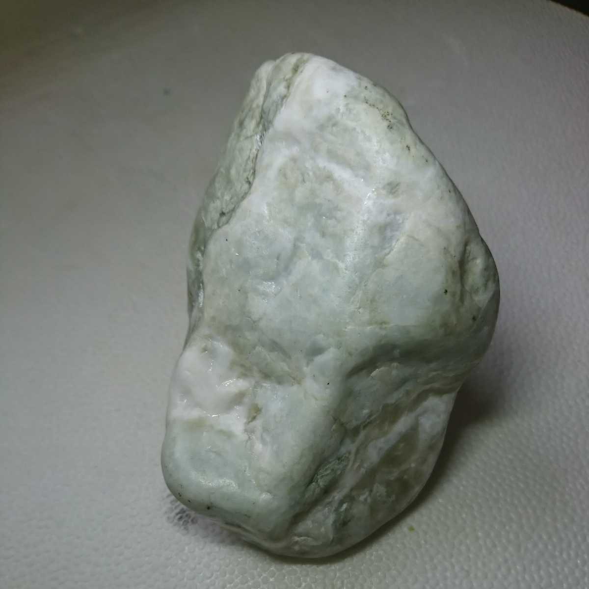 【海中・翡翠】糸魚川産　翡翠　原石　国石　鉱物 縦5㎝×横9㎝×幅3㎝ 361gゆうパックにて発送！