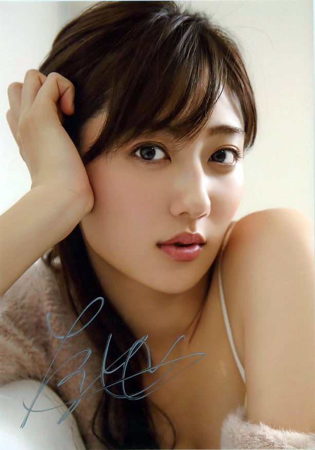 HIT'S/奥山かずさ A4サイズ直筆シルバーサイン入り生写真 (白ショート