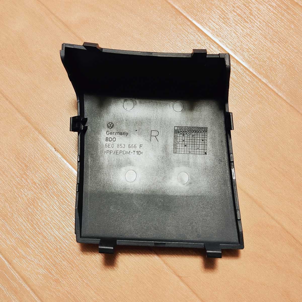 ルポgti 牽引フックカバー 右 運転席側