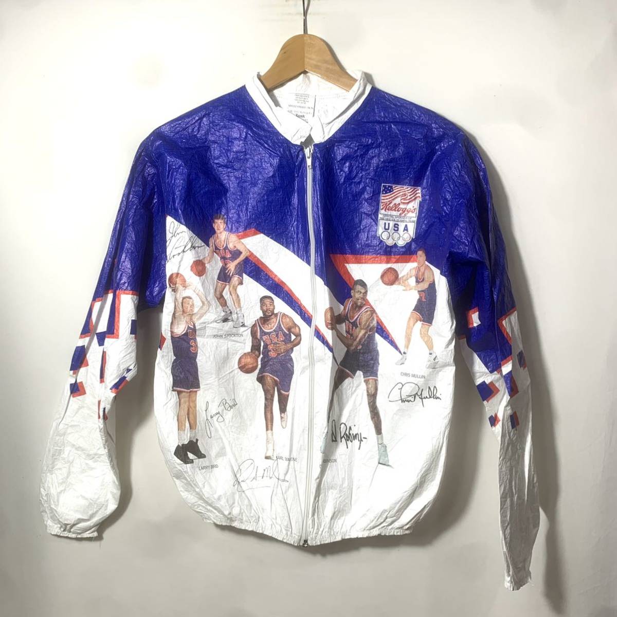 送料無料，正規品 USA製 1992年 U.S オリンピック 代表メンバー プリント フルジップ ペーパージャケット 古着 ポリエチレン バスケットボール(Lサイズ)｜売買されたオークション情報、yahooの商品情報をアーカイ スタジアムジャンパー