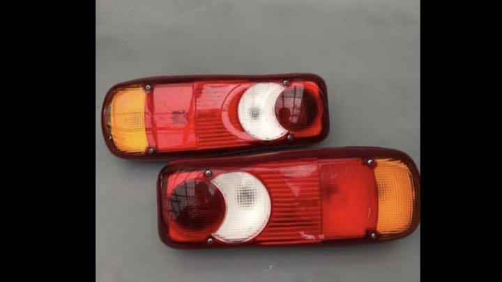 クオン 純正テールランプ クオン 新車外し